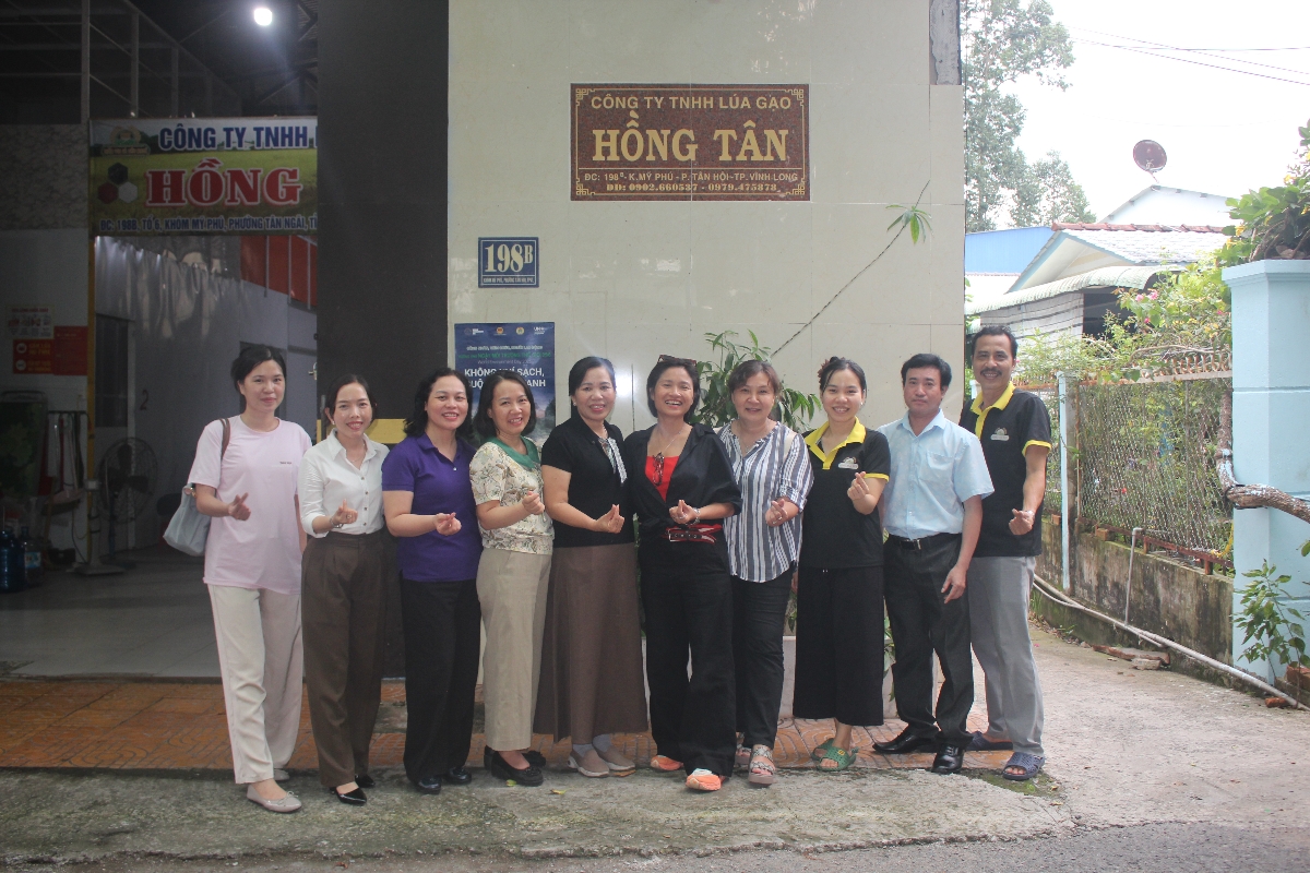 Đoàn nhà báo chụp ảnh kỷ niệm tại Công ty Hồng Tân.