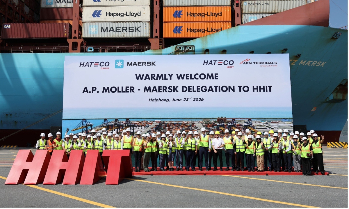 Đại diện Tập đoàn Hateco cùng đoàn lãnh đạo cấp cao Tập đoàn A.P. Moller – Maersk tiếp đón tàu MATZ MAERSK.