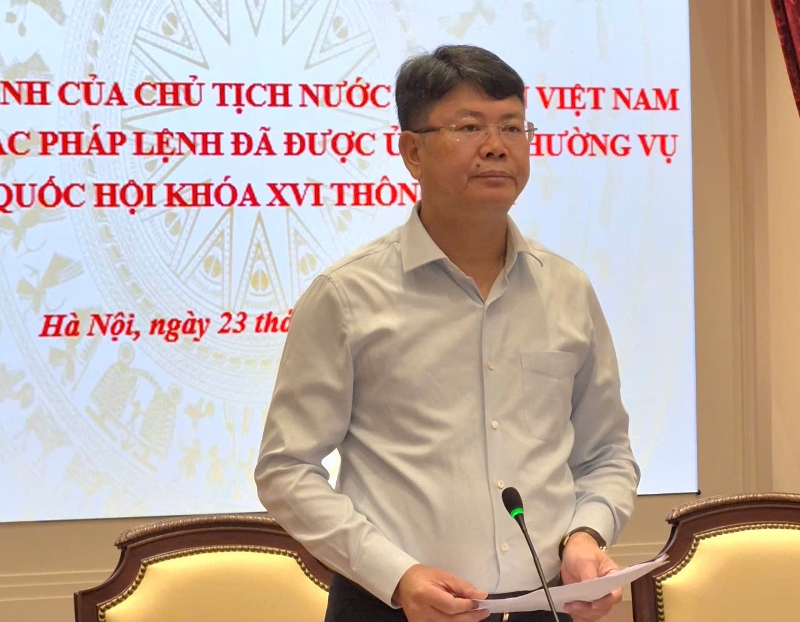 Thứ trưởng Bộ Tư pháp Nguyễn Thanh Tịnh giới thiệu nội dung chính của Pháp lệnh Hợp nhất văn bản quy phạm pháp luật. Ảnh: Như Nguyệt