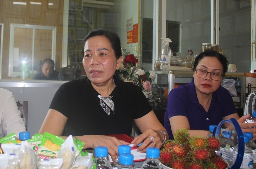 Bà Hằng chia sẻ cùng các nhà báo. Ảnh: Chu Khôi.