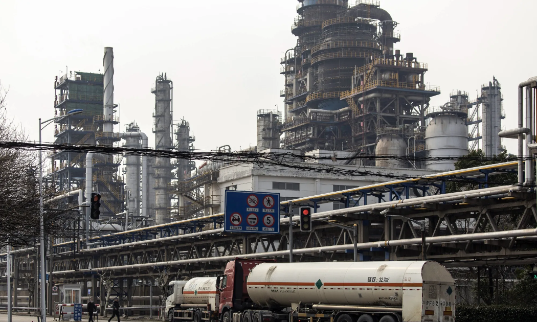 Một cơ sở lọc dầu của Trung Quốc - Ảnh: Bloomberg.