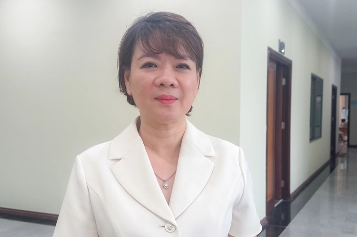 Bà Trần Thị Thanh Hà, Phó trưởng ban Quan hệ Lao động, Tổng Liên đoàn Lao động Việt Nam, trao đổi bên bề cuộc họp. Ảnh: Thu Hương.