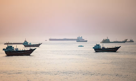 Hơn 400 con tàu đang chờ đi qua eo biển Hormuz