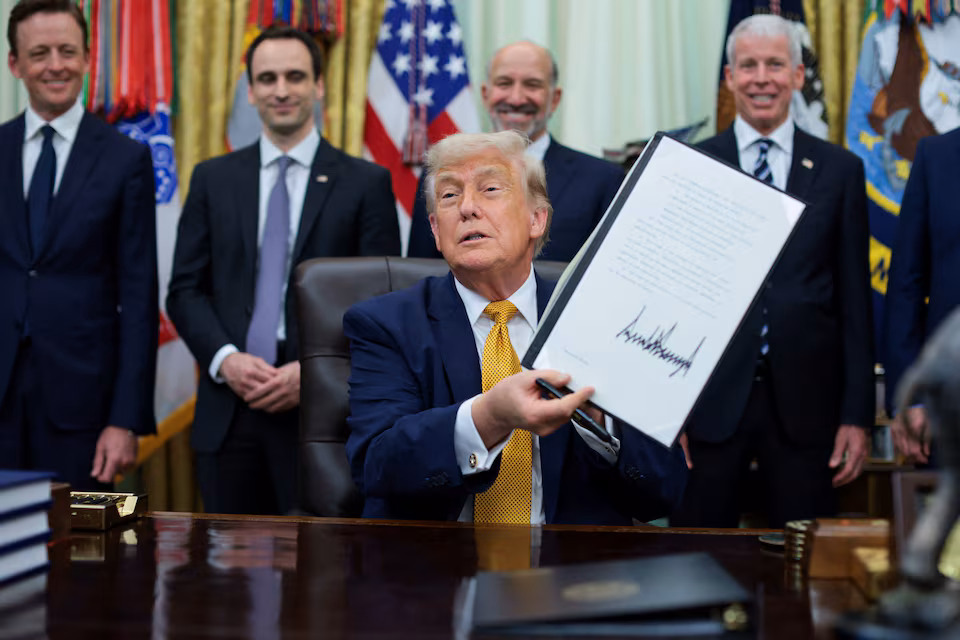 Tổng thống Mỹ Donald Trump vừa ký hai sắc lệnh hành pháp nhằm thúc đẩy phát triển công nghệ lượng tử. Ảnh: Reuters