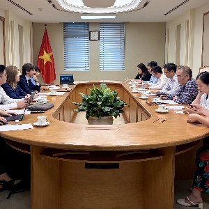 Họp phái đpàn của Pháp trước khi sang Việt Nam. Ảnh do Viện Pháp tại Việt Nam cung cấp.