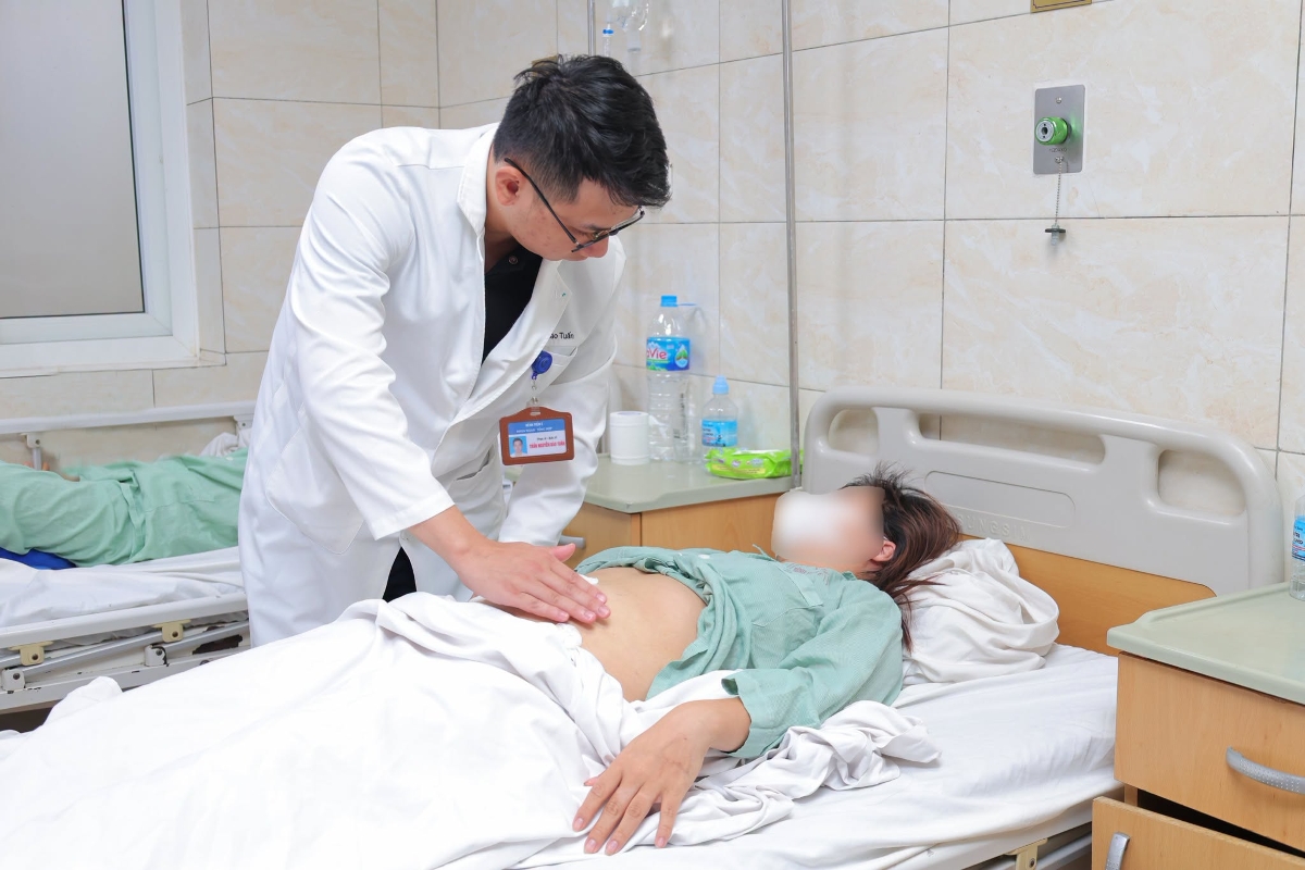 Bác sĩ Bệnh viện E thăm khám cho bệnh nhân sau ca phẫu thuật cấp cứu.