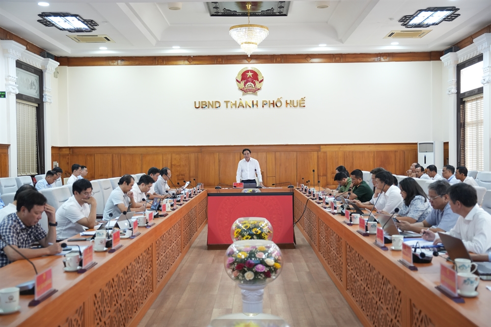 Chủ tịch UBND thành phố Huế Nguyễn Khắc Toàn chủ trì cuộc họp
