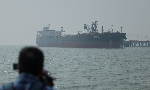 Mở cửa eo biển Hormuz: Nan giải việc làm sạch những con tàu mắc kẹt