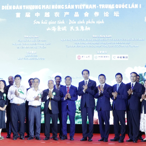 Các diễn giả chụp ảnh lưu niệm tại Diễn đàn.