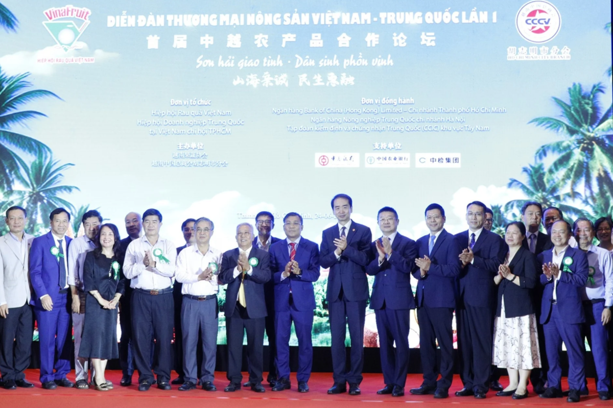 Các diễn giả chụp ảnh lưu niệm tại Diễn đàn.