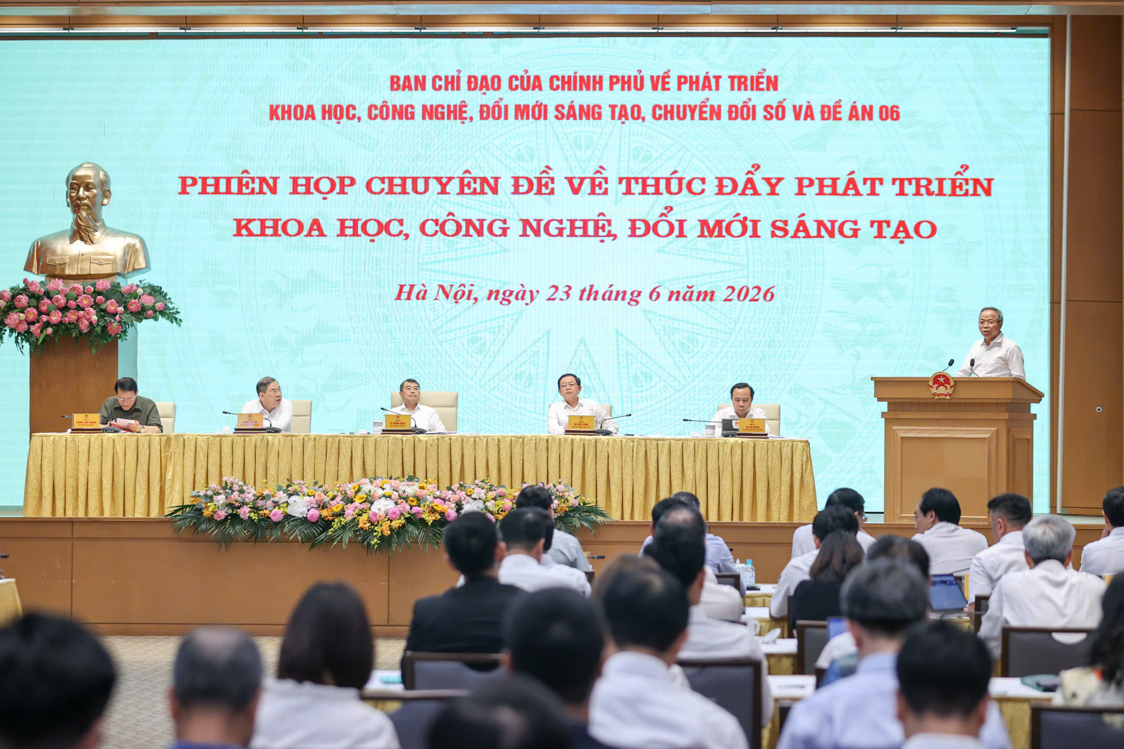 &nbsp;Chủ&nbsp;tịch Tập đoàn Công nghệ CMC Nguyễn Trung Chính đề xuất sớm xây dựng cơ chế tuyển chọn, giao nhiệm vụ và hậu kiểm rõ ràng cho doanh nghiệp công nghệ chiến lược