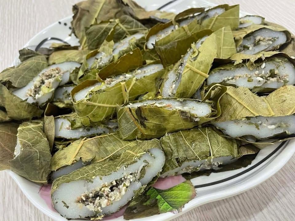 Những năm gần đây, bánh trứng kiến trở thành món ăn lạ miệng được nhiều người săn tìm mỗi khi vào mùa. Tuy nhiên, loại bánh này cũng dễ gây dị ứng cho những người có cơ địa mẫn cảm.