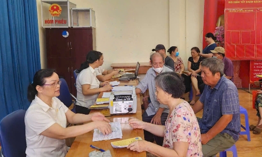 Người hưởng nhận chế độ liên quan đến bảo hiểm xã hội tại Hà Nội. Ảnh: T.H.