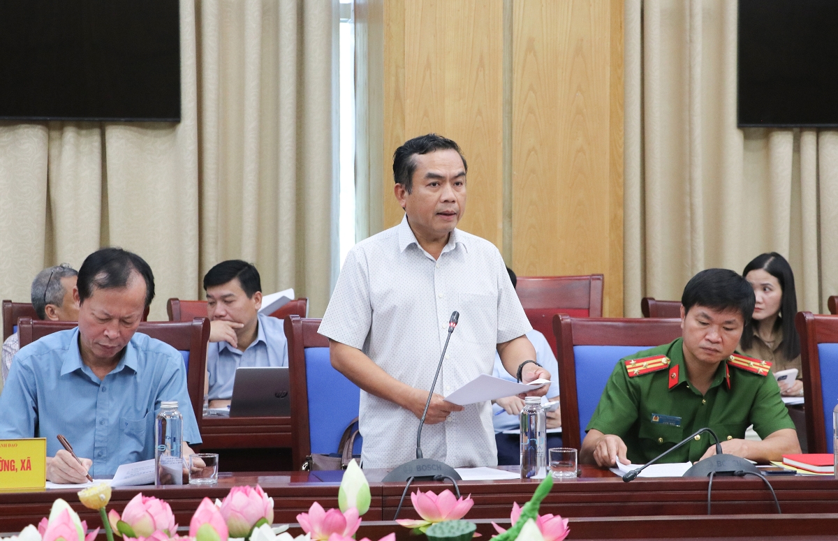 Giám đốc Ban Quản lý dự án công trình giao thông Nghệ An Hoàng Sỹ Kiện báo cáo tiến độ dự án Đầu tư xây dựng đường bộ cao tốc Vinh - Thanh Thuỷ