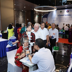 Khám sức khỏe cho người cao tuổi. Ảnh: Tuấn Dũng.