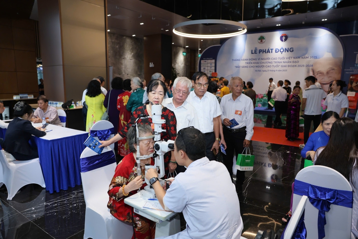 Khám sức khỏe cho người cao tuổi. Ảnh: Tuấn Dũng.