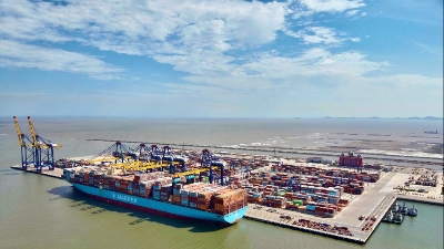Hai Phong receives the largest container ship ever 