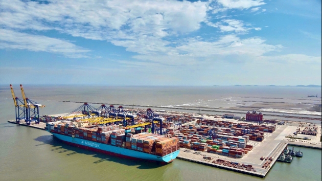 Hai Phong receives the largest container ship ever 
