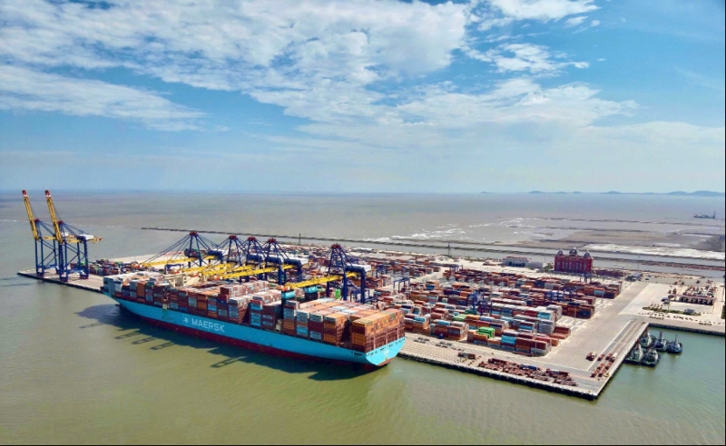 Hai Phong receives the largest container ship ever 