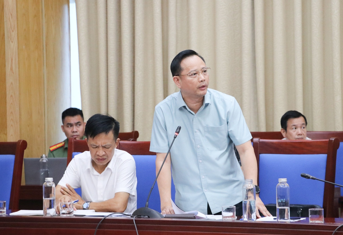 Giám đốc Ban QLDA Nông nghiệp và Môi trường Nghệ An Nguyễn Hào báo cáo tiến độ dự án Hạ tầng ưu tiên và phát triển đô thị thích ứng với biến đổi khí hậu thành phố Vinh, tỉnh Nghệ An