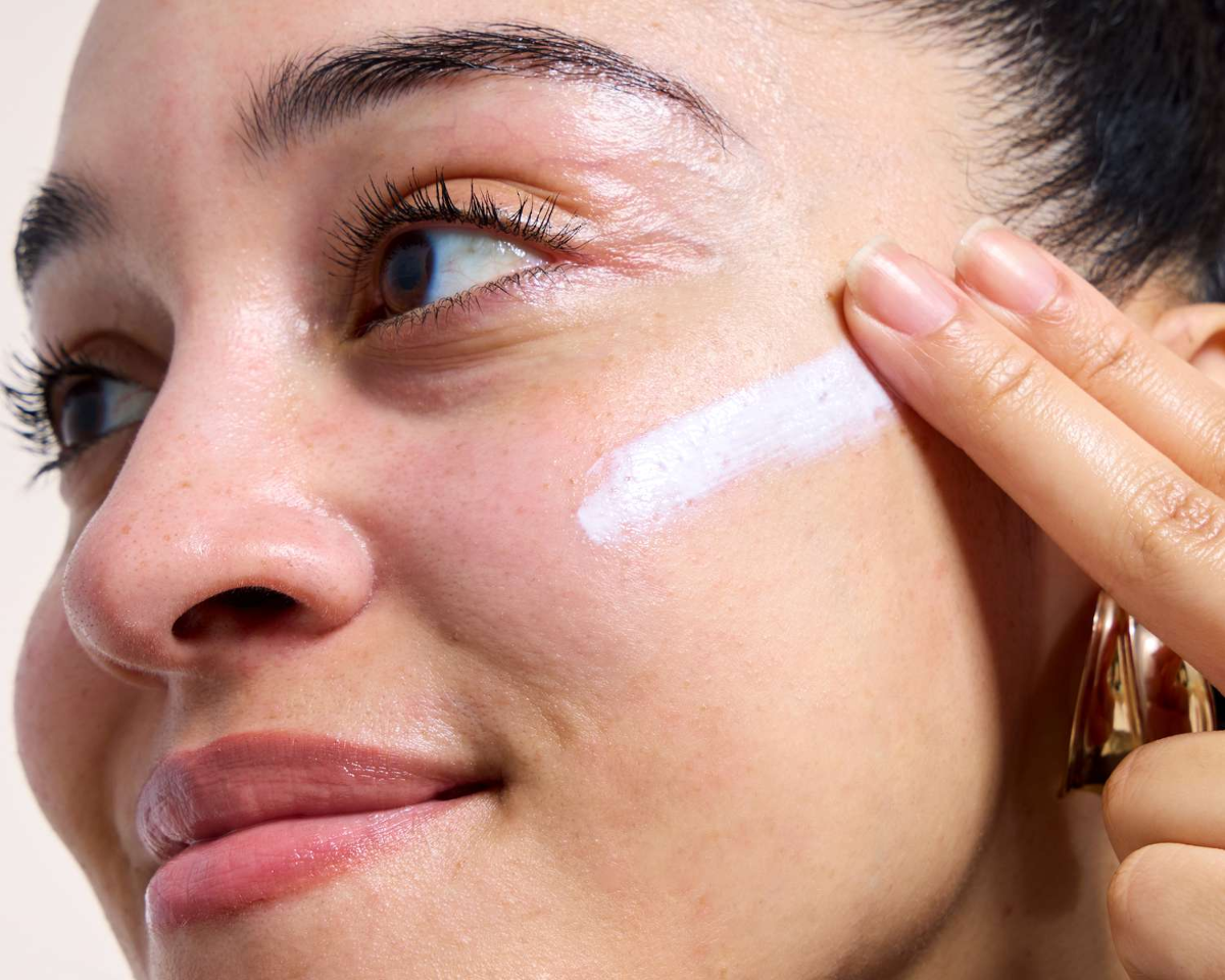 Kem dưỡng có SPF và kem chống nắng dưỡng ẩm thực ra không hoàn toàn giống nhau.