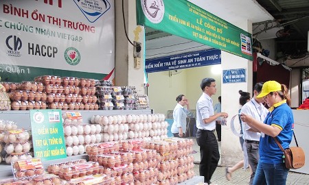 Thay vì chờ phát hiện vi phạm hay xử lý khi xảy ra ngộ độc thực phẩm, TP.Hồ Chí Minh tăng cường giám sát mối nguy an toàn thực phẩm trong quá trình lưu thông, kinh doanh thực phẩm trên thị trường. Ảnh: Vân Minh