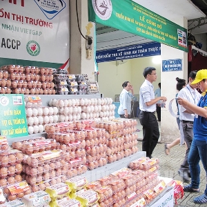 Thay vì chờ phát hiện vi phạm hay xử lý khi xảy ra ngộ độc thực phẩm, TP.Hồ Chí Minh tăng cường giám sát mối nguy an toàn thực phẩm trong quá trình lưu thông, kinh doanh thực phẩm trên thị trường. Ảnh: Vân Minh
