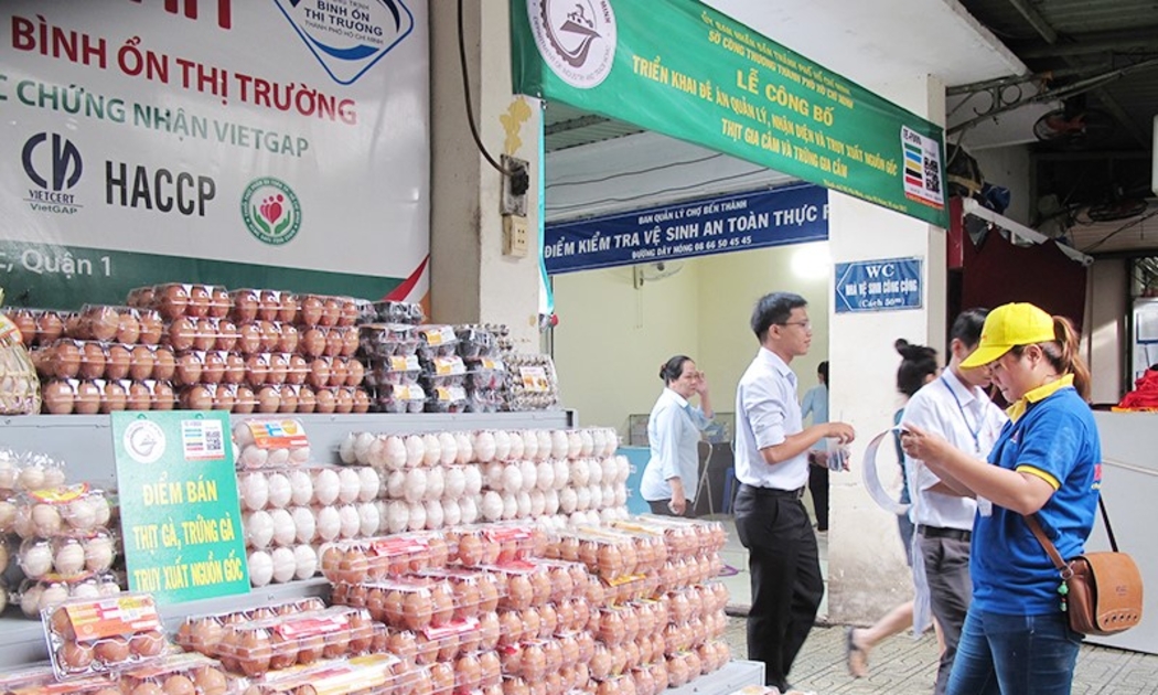 Thay vì chờ phát hiện vi phạm hay xử lý khi xảy ra ngộ độc thực phẩm, TP.Hồ Chí Minh tăng cường giám sát mối nguy an toàn thực phẩm trong quá trình lưu thông, kinh doanh thực phẩm trên thị trường. Ảnh: Vân Minh