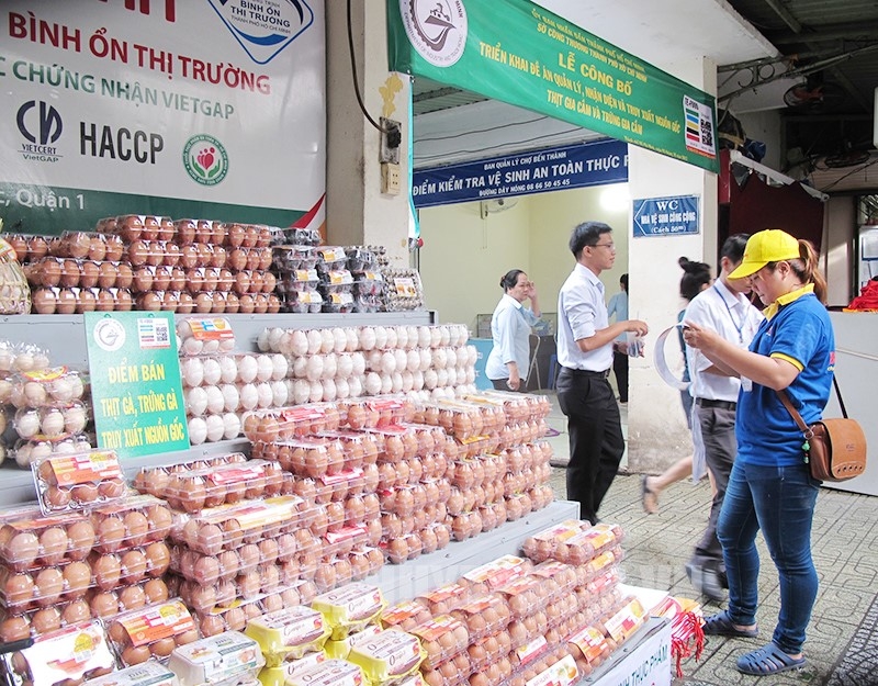 Thay vì chờ phát hiện vi phạm hay xử lý khi xảy ra ngộ độc thực phẩm, TP.Hồ Chí Minh tăng cường giám sát mối nguy an toàn thực phẩm trong quá trình lưu thông, kinh doanh thực phẩm trên thị trường. Ảnh: Vân Minh