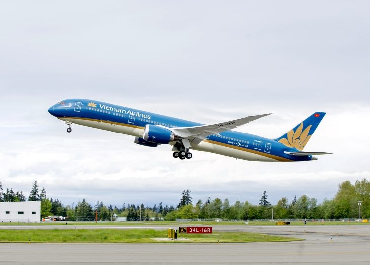 Với Vietnam Airlines, năm 2025 được xem là một cột mốc đáng chú ý. Hãng ghi nhận doanh thu hợp nhất 123.858 tỷ đồng và lợi nhuận sau thuế hợp nhất 7.607 tỷ đồng, mức cao nhất kể từ khi thành lập.