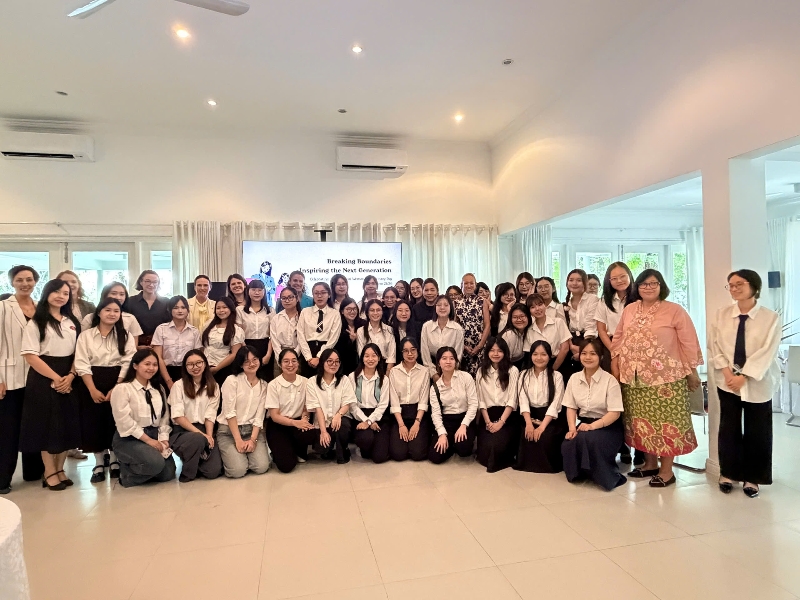 Foreign female Consuls General in HCMC share career insights with students