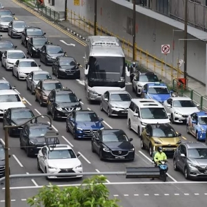 Các phương tiện giao thông tại Singapore. Ảnh: CNA/Syamil Sapari