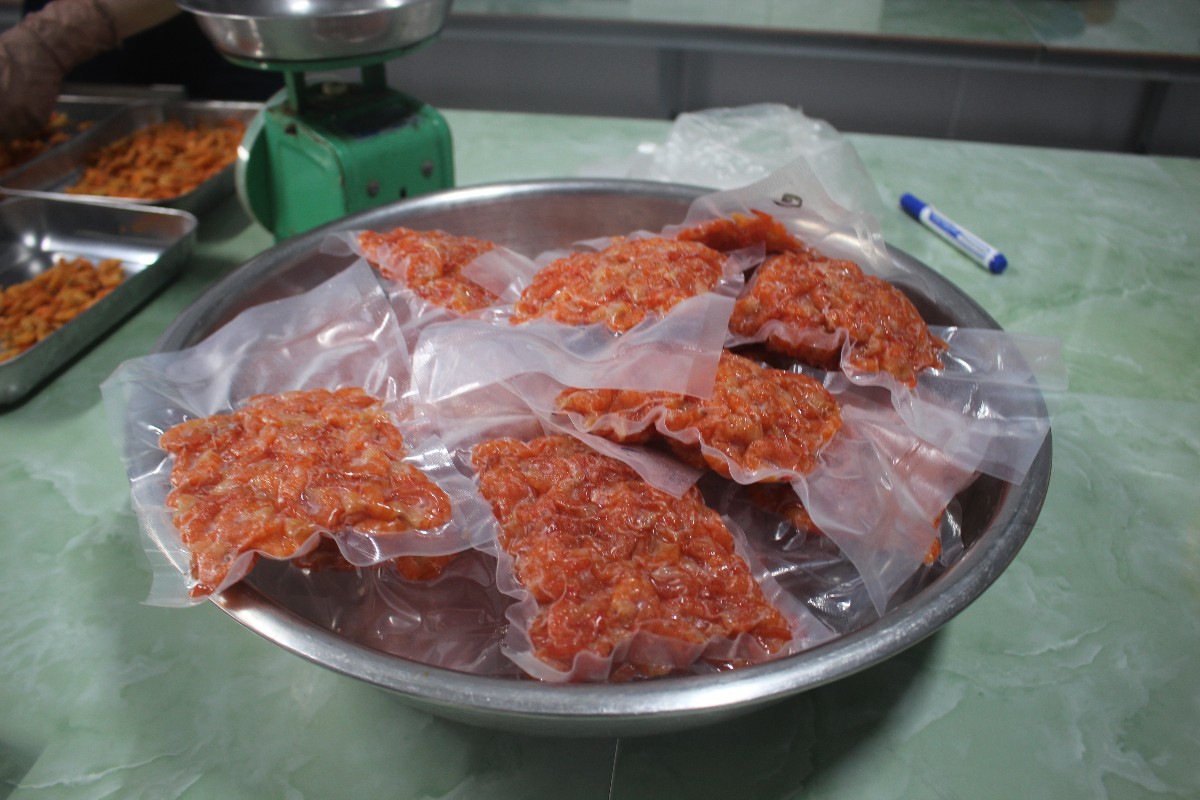Sản phẩm tôm sấy khô của Hợp tác xã Nông ngư Hoà Đê. Ảnh: Chu Khôi.