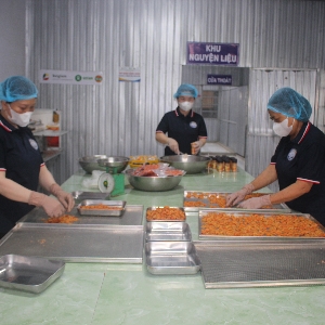 Chế biến tôm sấy khô ở Hợp tác xã Nông ngư Hoà Đê. Ảnh: Chu Khôi.
