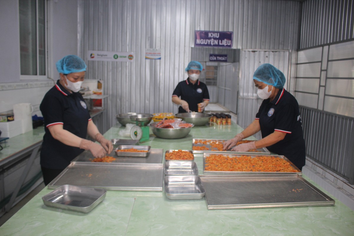 Chế biến tôm sấy khô ở Hợp tác xã Nông ngư Hoà Đê. Ảnh: Chu Khôi.