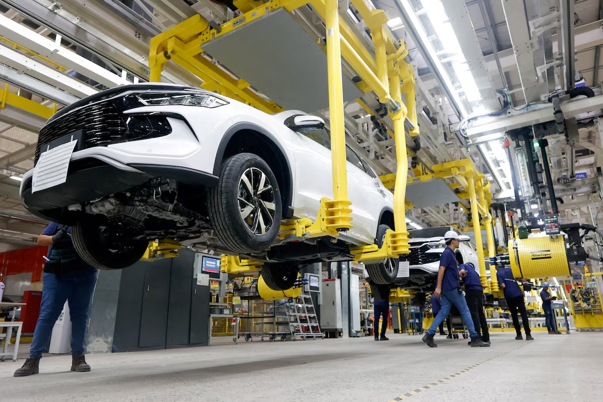 Những chiếc xe BYD đang được sản xuất trên dây chuyền tại nhà máy mới của công ty ở Bahia, Brazil. Công ty này là 1 trong 4 nhà sản xuất ô tô Trung Quốc đang xem xét đầu tư vào Canada. Ảnh: Reuters.