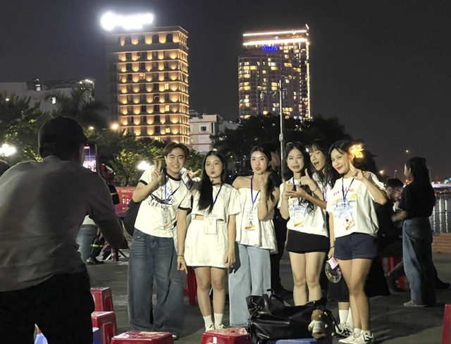 Các You Tuber-một trong những lực lượng quảng bá hiệu quả du lịch Đà Nẵng tại Lễ hội pháo hoa quốc tế 2026. Ảnh Ngô Anh Văn
