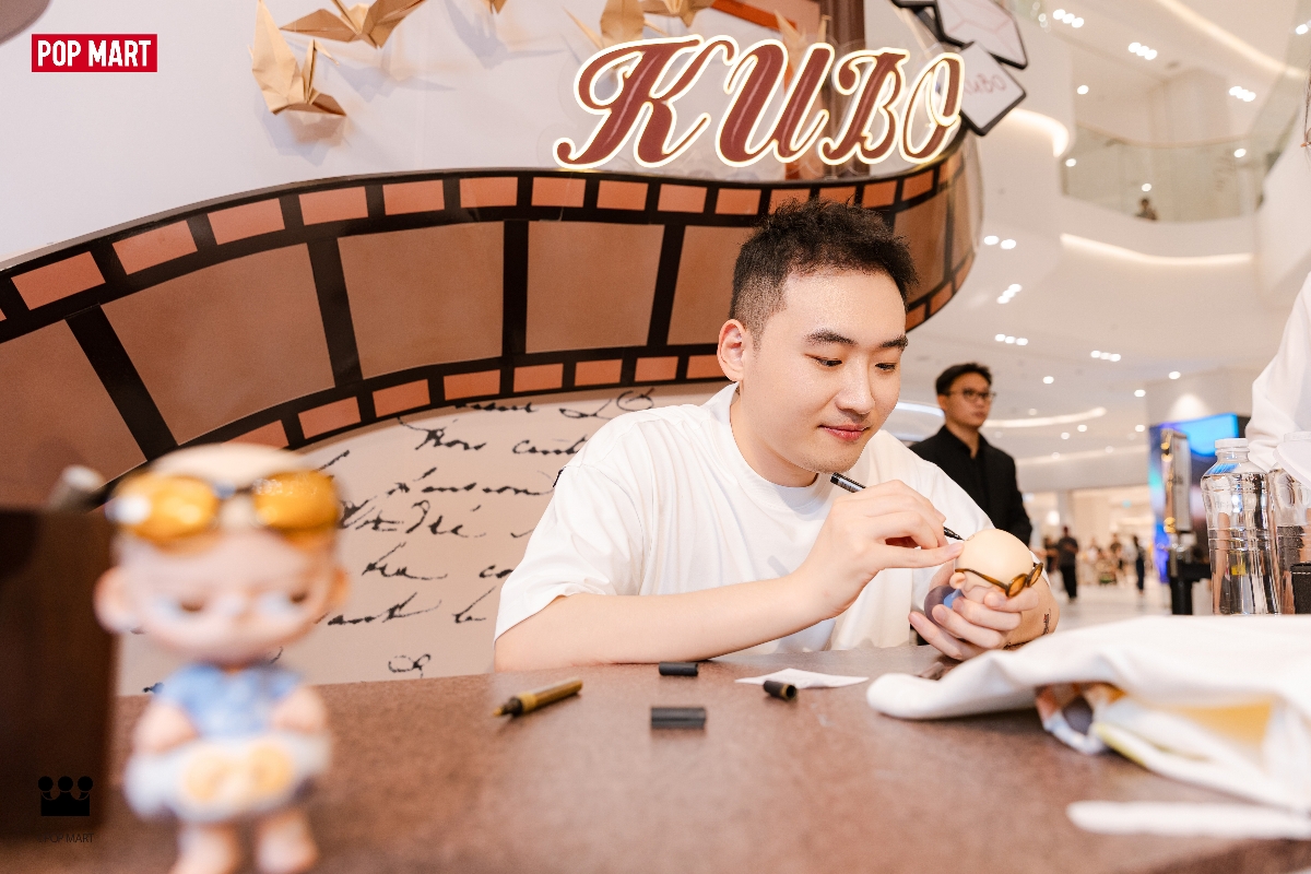 Artist BAO ký tặng tại không gian pop-up chủ đề "KUBO Love, Still".