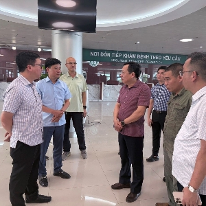 Thứ trưởng Bộ Y tế Lê Đức Luận kiểm tra tiến độ hoàn thiện Bệnh viện Bạch Mai cơ sở Ninh Bình. Ảnh: Bộ Y tế.