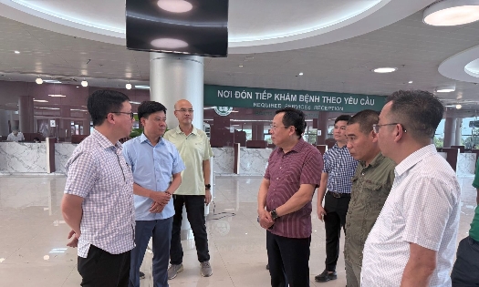 Thứ trưởng Bộ Y tế Lê Đức Luận kiểm tra tiến độ hoàn thiện Bệnh viện Bạch Mai cơ sở Ninh Bình. Ảnh: Bộ Y tế.