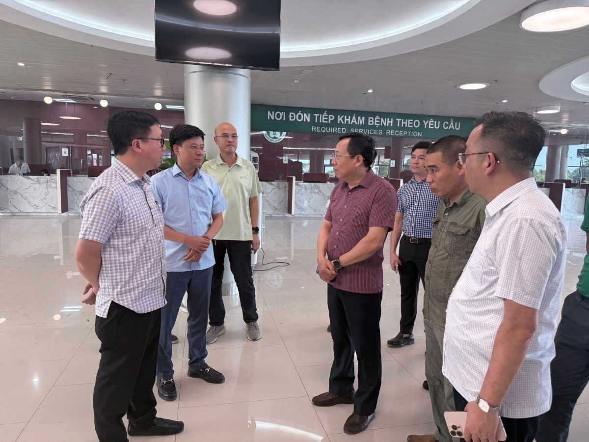 Thứ trưởng Bộ Y tế Lê Đức Luận kiểm tra tiến độ hoàn thiện Bệnh viện Bạch Mai cơ sở Ninh Bình. Ảnh: Bộ Y tế.