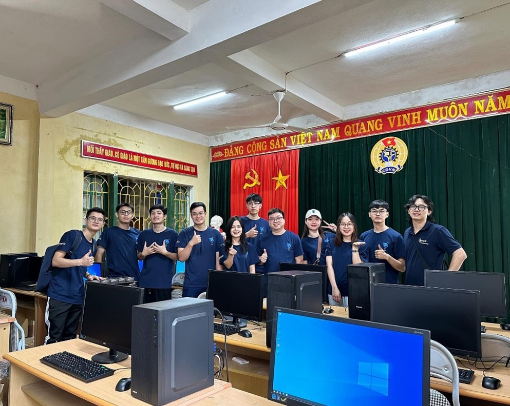 Kaopiz mở rộng cơ hội tiếp cận công nghệ cho hơn 1.000 trẻ em có hoàn cảnh khó khăn thông qua dự án Phòng tin học. Ảnh: Kaopiz.