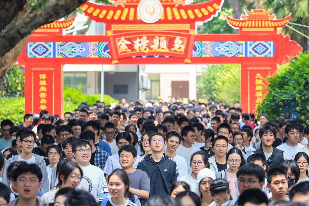 Khoảng 12,9 triệu người trên khắp Trung Quốc đã tham gia kỳ thi tuyển sinh đại học hàng năm, hay còn gọi là gaokao. Đây là một cột mốc quan trọng đối với giới trẻ Trung Quốc.