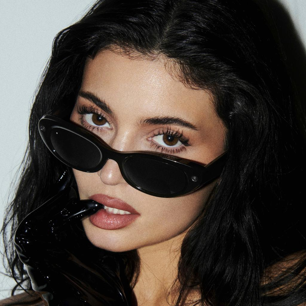 Kylie Jenner và mẫu kính thông minh mới được thiết kế cùng Meta.