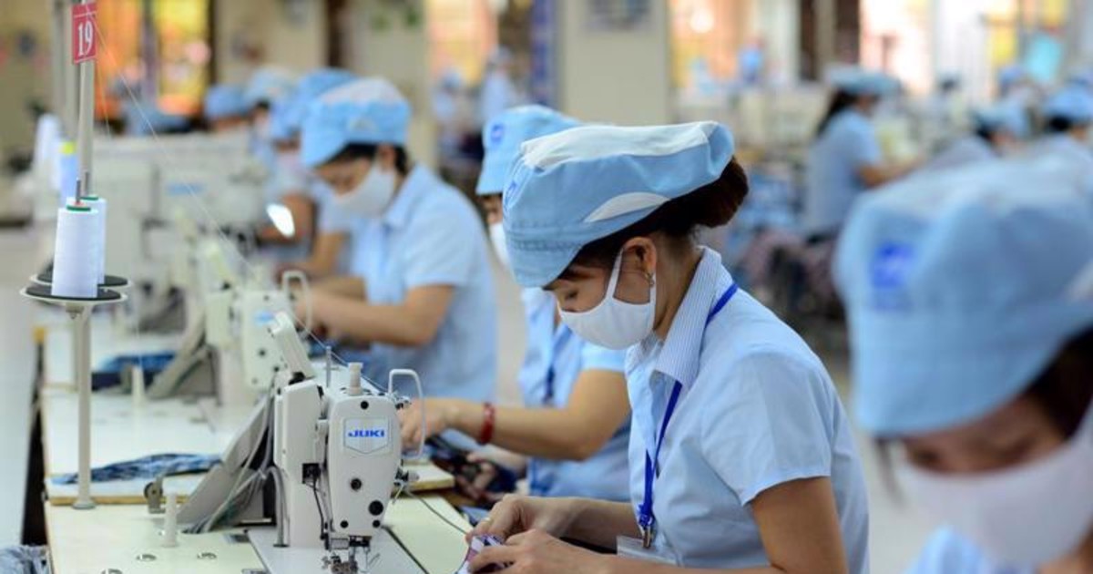 Tăng lương tối thiểu l&ecirc;n 9,8% gi&uacute;p đảm bảo mức sống...