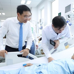 Phó Thủ tướng Nguyễn Văn Thắng thăm hỏi bệnh nhân điều trị tại Bệnh viện Bạch Mai cơ sở Ninh Bình - Ảnh: VGP