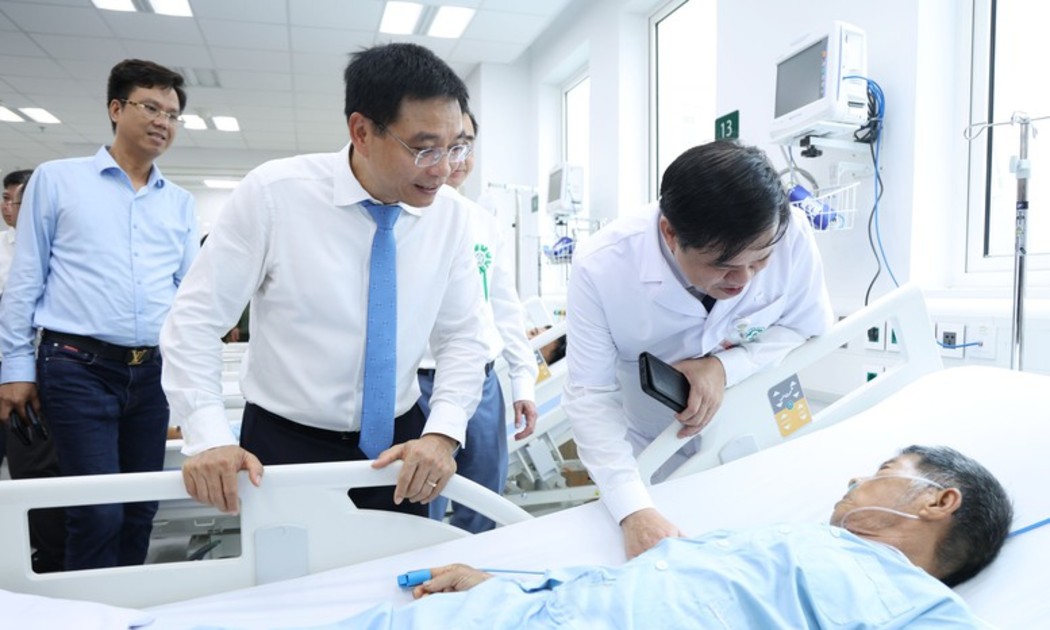 Phó Thủ tướng Nguyễn Văn Thắng thăm hỏi bệnh nhân điều trị tại Bệnh viện Bạch Mai cơ sở Ninh Bình - Ảnh: VGP