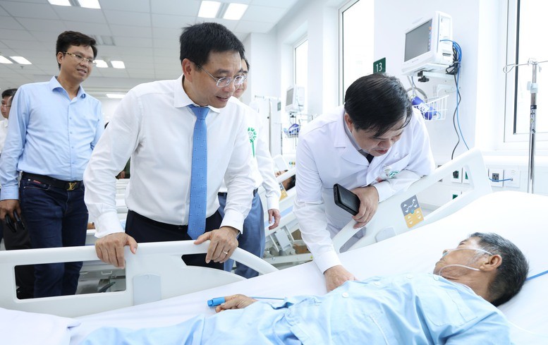 Phó Thủ tướng Nguyễn Văn Thắng thăm hỏi bệnh nhân điều trị tại Bệnh viện Bạch Mai cơ sở Ninh Bình - Ảnh: VGP