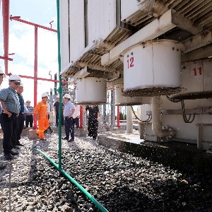 Lực lượng vận hành TBA 500kV Nho Quan phun nước làm mát các máy biến áp.