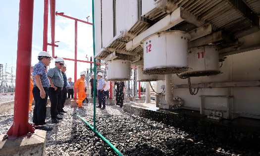 Lực lượng vận hành TBA 500kV Nho Quan phun nước làm mát các máy biến áp.